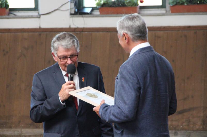  Verleihung der Gustav-Rau-Medaille in Bronze durch Karl Heinz Bange (Deutsche Reiterliche Vereinigung e.V. (FN) )